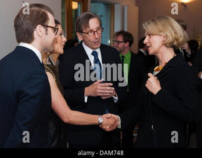 Kronprinzessin Victoria von Schweden (2.v.l.) Und Prinz Daniel (l) Begrüssen bin Donnerstag (26.05.2011) in Berlin in der Residenz des Schwedischen Botschaftersin Berlin, sterben Programmleiterin des Norddeutschen Rundfunks (NDR), Claudia Spiewak, sind der Schwedische Botschafter in Berlin, Staffan Carlsson (3.v.l.) Zwischen Ihnen Steht. Das Schwedische Prinzenpaar ist Noch Bis Zum 2 Stockfoto