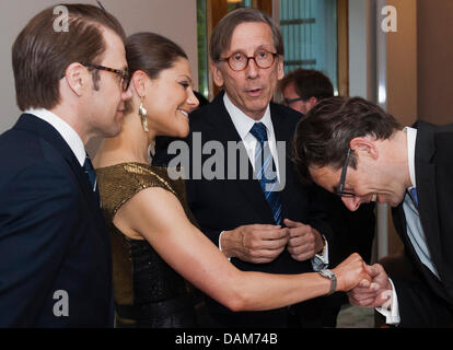 Kronprinzessin Victoria von Schweden (2.v.l.) Und Prinz Daniel (l) Begrüssen bin Donnerstag (26.05.2011) in Berlin in der Residenz des Schwedischen Botschaftersin Berlin, Höhle Generaldirektor der Stiftung kulturgeschichtlicher Schlösser Und Gärten, Hartmut Dorgerloh (r), sind der Schwedische Botschafter in Berlin, Staffan Carlsson (3.v.l.) Zwischen Ihnen Steht. Das Schwedische Prinzenpaar ich Stockfoto