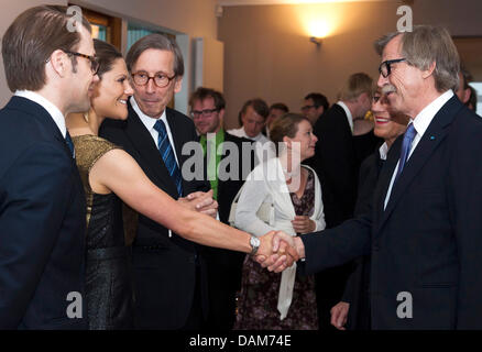 Kronprinzessin Victoria von Schweden (2.v.l.) Und Prinz Daniel (l) Begrüssen bin Donnerstag (26.05.2011) in Berlin in der Residenz des Schwedischen Botschaftersin Berlin, Musikmanager Siegfried Loch (r), sind der Schwedische Botschafter in Berlin, Staffan Carlsson (3.v.l.) Zwischen Ihnen Steht. Das Schwedische Prinzenpaar ist Noch Bis Zum 27. Mai 2011 Zu Besuch in Deutschland. Fo Stockfoto