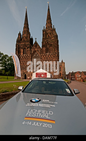 Kathedrale von Lichfield mit Banner bereit für das Jahr 2013 Lichfield Festival mit BMW Auto im Vordergrund. BMW-Sponsor des Festivals Stockfoto