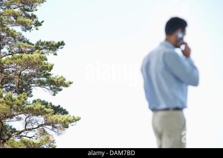 Reflexion der Geschäftsmann noch Pool im freien Stockfoto