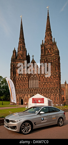 Kathedrale von Lichfield mit Banner bereit für das Jahr 2013 Lichfield Festival mit BMW Auto im Vordergrund. BMW-Sponsor des Festivals Stockfoto