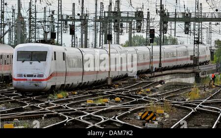 (Dpa Datei) - ein Datei-Bild datiert 29. Juli 2010 zeigt ein ICE-Zug der Deutschen Bahn (Deutsche Bahn) nähert sich der Hauptbahnhof in Frankfurt Main, Deutschland. Am 2. Juni 1991 wurde der erste ICE-Zug der Deutschen Bahn-System eingeführt. In diesen Tagen reisen 210 000 Fahrgäste mit den Zügen pro Tag. Foto: Boris Roessler Stockfoto