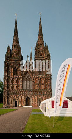 Kathedrale von Lichfield mit Banner bereit für das Festival 2013 Lichfield Stockfoto