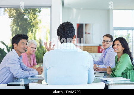 Business-Leute reden in treffen Stockfoto