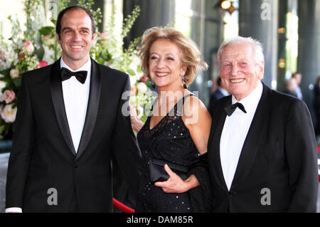 Eltern von der Dutch Princess Jorge (R) und Maria Zorreguieta und die Prinzessin Bruder Martin Zorreguieta ankommen im Concertgebouw in Amsterdam, Niederlande, 27. Mai 2011. Prinzessin Maxima der Niederlande erhielt am 27. Mai ein Konzert mit dem Royal Concertgebouw Orchestra in Amsterdam als Geschenk zum 40. Geburtstag. Foto: Albert van der Werf (Niederlande) Stockfoto