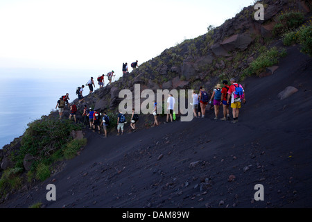 Menschen auf Stromboli, aktiver Vulkan auf den Äolischen Inseln, Sizilien, Italien. Gruppe von Wanderern in Trekking-Aktivität auf Urlaub in Sicilia, Italia Stockfoto