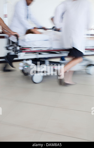 Rauschenden Krankenhauspatient Personal, OP-Saal Stockfoto