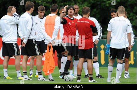 Fußball-Team Cheftrainer, bringt Joachim Loew (C) die Spieler um ihn herum während einer Trainingseinheit in Frankfurt Main, Deutschland, 28. Mai 2011. Die Nationalmannschaft bereitet sich auf das Länderspiel gegen Uruguay am 29. Mai 2011 in Sinnsheim, Deutschland. Foto: ARNE DEDERT Stockfoto