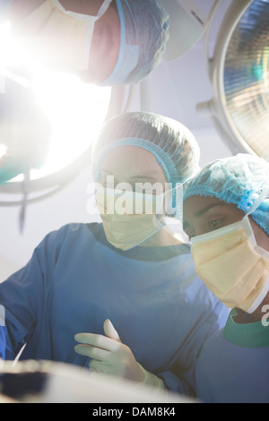 Chirurgen im OP-Saal Stockfoto