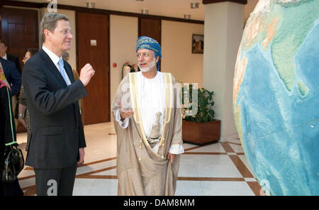 Deutscher Außenminister Guido Westerwelle (L) trifft omanischen Außenminister Yusuf bin Alawi bin Abdullah in Muscat, Oman, 29. Mai 2011. Weitere Destinationen auf Westerwelles achttägigen Reise sind Indien, Australien, Neuseeland und Vietnam. Foto: THOMAS IMO Stockfoto