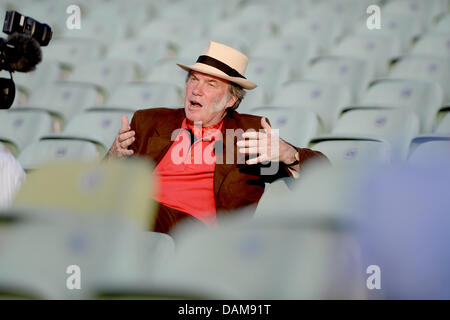 Der musikalische Direktor der Bregenzer Festspiele, David Pountney, spricht in einem Interview, wenn Vorbereitung auf die bevorstehende Bregenzer Festspiele in Bregenz, Deutschland, 12. Juli 2013. Das Festival sieht auch eine Neuinszenierung des Amadeus Oper "Die Zauberflöte", Premiere am 17. Juli 2013. Foto: Felix Kaestle Stockfoto