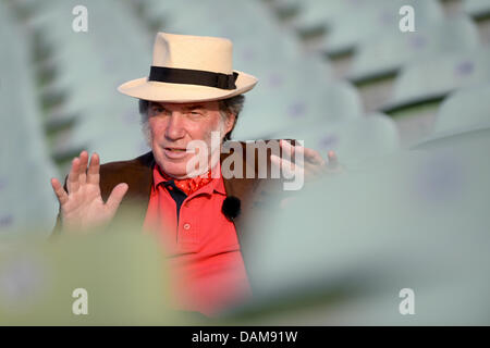 Der musikalische Direktor der Bregenzer Festspiele, David Pountney, spricht in einem Interview, wenn Vorbereitung auf die bevorstehende Bregenzer Festspiele in Bregenz, Deutschland, 12. Juli 2013. Das Festival sieht auch eine Neuinszenierung des Amadeus Oper "Die Zauberflöte", Premiere am 17. Juli 2013. Foto: Felix Kaestle Stockfoto