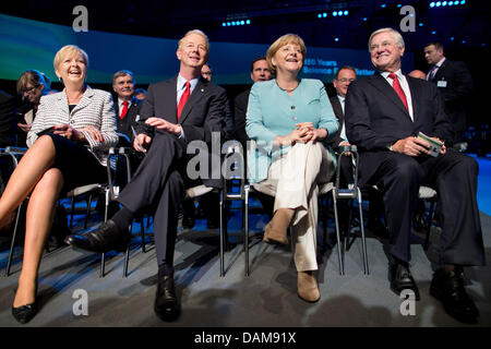 Bayer, Werner Wenning, besuchen die Zeremonie zum 150. Jubiläum der Bayer AG in Köln. 16. Juli 2013. Premier von Nordrhein-Westfalen Hannelore Kraft (SPD, L-R), CEO von Bayer, Marijn Dekkers, deutsche Bundeskanzlerin Angela Merkel (CDU) und Vorsitzender des Vorstands der Bayer, Werner Wenning, besuchen die Zeremonie zum 150. Jubiläum der Bayer AG in Köln, 16. Juli 2013. Foto: ROLF VENNENBERND/Dpa/Alamy Live News Stockfoto