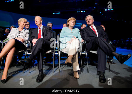 Bayer, Werner Wenning, besuchen die Zeremonie zum 150. Jubiläum der Bayer AG in Köln. 16. Juli 2013. Premier von Nordrhein-Westfalen Hannelore Kraft (SPD, L-R), CEO von Bayer, Marijn Dekkers, deutsche Bundeskanzlerin Angela Merkel (CDU) und Vorsitzender des Vorstands der Bayer, Werner Wenning, besuchen die Zeremonie zum 150. Jubiläum der Bayer AG in Köln, 16. Juli 2013. Foto: ROLF VENNENBERND/Dpa/Alamy Live News Stockfoto