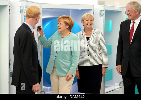 Bayer, Werner Wenning, bei der Verleihung des 150. Jahrestages der Bayer AG in Deutschland Colognem. 16. Juli 2013. Bundeskanzlerin Angela Merkel (CDU, 2 L) in einer Ausstellung einen Knopf drückt, da sie neben Premier von Nordrhein-Westfalen Hannelore Kraft steht (SPD, 2-R), CEO von Bayer, Marijn Dekkers (L) und Vorstandsvorsitzender der Bayer, Werner Wenning, bei der Feier zum 150. Jubiläum der Bayer AG im Colognem Deutschland, 16. Juli 2013. Foto: OLIVER BERG/Dpa/Alamy Live News Stockfoto