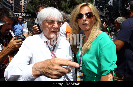 Ehemalige Spice Girl Sängerin Geri Halliwell und F1-Boss Bernie Ecclestone aus Großbritannien vor dem Start an der F1 Rennstrecke von Monte Carlo, Monaco, 29. Mai 2011 zu sehen. Die Formel 1 Grand Prix von Monaco ist das sechste von 19 Saisonrennen und umfasst 78 Runden. Foto: Jens Büttner Stockfoto