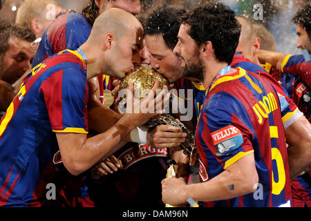 Barcelonas Spieler gewinnen die Handball Champions League mit der Trophäe nach dem Endspiel FC Barcelona Borges versus Renovalia Ciudad Real in der Lanxess Arena in Köln, 29. Mai 2011 zu feiern. Foto: Marius Becker Stockfoto