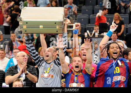 Barcelonas Spieler gewinnen die Handball Champions League mit der Trophäe nach dem Endspiel FC Barcelona Borges versus Renovalia Ciudad Real in der Lanxess Arena in Köln, 29. Mai 2011 zu feiern. Foto: Marius Becker Stockfoto