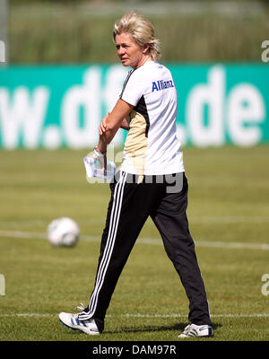 Deutsche Frauen Nationalmannschaft-Fußball-Trainer Silvia Neid leitet Training in Harsewinkel-Marienfeld, Deutschland, 30. Mai 2011. Am 3. Juni 2011 steht Deutschland gegen Italien aus. Foto: FRISO GENTSCH Stockfoto