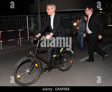 Norbert Roettgen (CDU), Bundesminister für Umwelt, Naturschutz und Reaktorsicherheit, verlässt das Bundeskanzleramt auf dem Fahrrad in Berlin, Deutschland, 30. Mai 2011. Der Koalition Ausschuss auf die Details der Atomausstieg in Deutschland bis zum Jahr 2022. Foto: BRITTA PEDERSEN Stockfoto