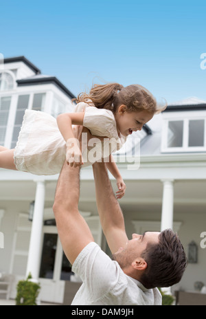 Vater und Tochter spielen im freien Stockfoto