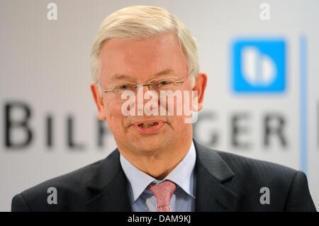 Datei - ein Archiv Bild vom 29. Oktober 2010, zeigt der designierten Verwaltungsratspräsident der Vorstand der Bilfinger Berger SE und ehemaliger Staatsminister des Landes Hessen, Roland Koch bei einer Pressekonferenz in der Zentrale des Unternehmens in Mannheim, Deutschland. Nach mehr als zehn Jahren als Vorsitzender des Unternehmens sagt 63-j hrige Bodner good Bye an die Aktionäre am 31. Mai 2011. Die früheren Zustand m Stockfoto