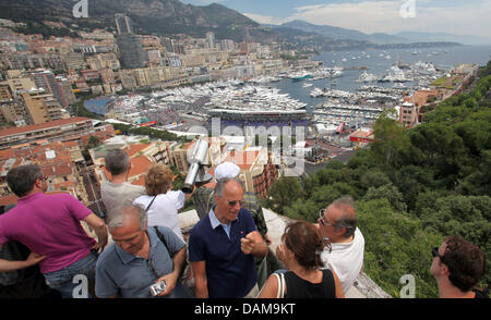 Betrachten Sie vor der Hochzeit von Prinz Albert II von Monaco-Touristen die Stadt aus dem Fürstenpalast in Monte Carlo, Monaco, 27. Mai 2011. Die Vorbereitungen für die Hochzeit laufen: Kleid, Musik und Essen bestellt. Am 1. Juli 2011 wird Fürst Albert II. von Monaco seine Freundin Charlene Wittstock heiraten. Foto: Jens Büttner Stockfoto