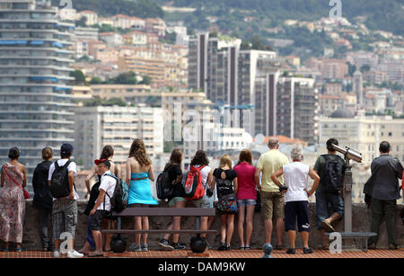 Betrachten Sie vor der Hochzeit von Prinz Albert II von Monaco-Touristen die Stadt aus dem Fürstenpalast in Monte Carlo, Monaco, 27. Mai 2011. Die Vorbereitungen für die Hochzeit laufen: Kleid, Musik und Essen bestellt. Am 1. Juli 2011 wird Fürst Albert II. von Monaco seine Freundin Charlene Wittstock heiraten. Foto: Jens Büttner Stockfoto