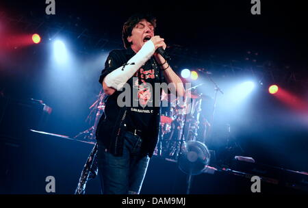 Der Sänger von Mr. Big, Eric Martin, führt auf der Bühne in München, 30. Mai 2011. Präsentieren ihr neue Album "Was wäre, wenn..." die Band tourt derzeit Deutschland. Foto: Tobias Hase Stockfoto