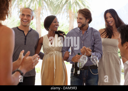 Freunde sprechen auf party Stockfoto