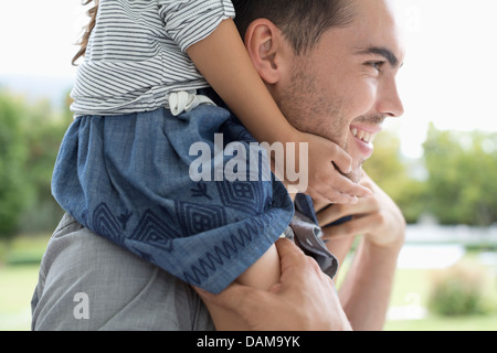 Vater mit Tochter auf Schultern im freien Stockfoto