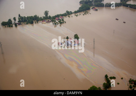 Bauernhöfe und große Ölschicht auf Fluss Inn während der Flut im Juni 2013, Deutschland, Bayern Stockfoto