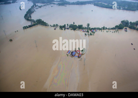 Bauernhöfe und große Ölschicht auf Fluss Inn während der Flut im Juni 2013, Deutschland, Bayern, Schaerding Stockfoto