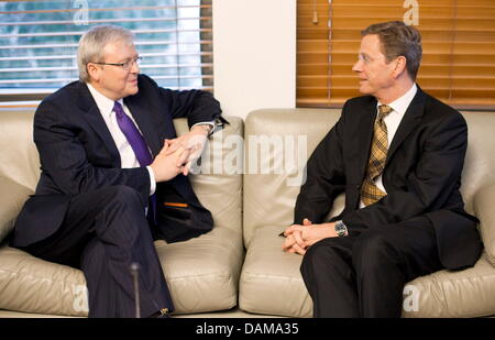 German Foreign Minister Guido Westerwelle (R) im Gespräch mit seinem Amtskollegen, australische Außenminister Kevin Rudd in Canberra, Australien, 1. Juni 2011. Westerwelle ist derzeit seine bisher längste Besuch eine Reise nach State. Am Donnerstag, 2. Juni 2011 wird er weiterhin seine Reise nach Neuseeland und endet mit seinem letzten Stopp in Vietnam. Foto: Thomas Imo. Stockfoto