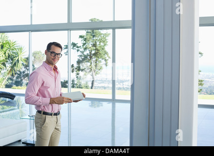 Geschäftsmann mit Tablet-Computer im Büro Stockfoto