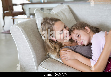 Mutter und Tochter entspannend auf sofa Stockfoto