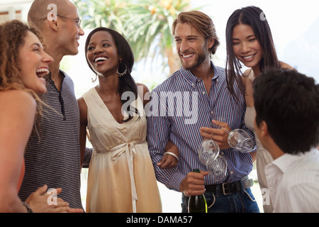 Freunde sprechen auf party Stockfoto