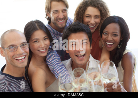 Toasten einander auf Party Freunde Stockfoto