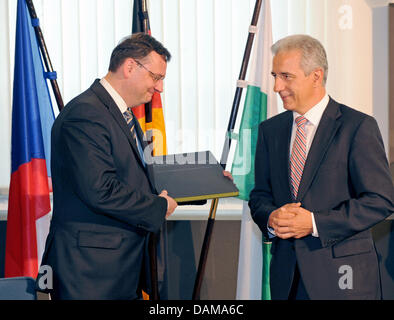 Der Ministerpräsident von Sachsen, Stanislaw Tillich (r) erhält der Ministerpräsident der Tschechischen Republik, Petr Necas (l) zu seinem ersten offiziellen Besuch in Sachsen in Dresden, Deutschland, 1. Juni 2011. Sachsen wird eine ständige Vertretung in Prag im Jahr 2012 geöffnet. Foto: MATTHIAS HIEKEL Stockfoto