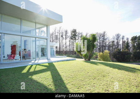 Modernes Haus Schattenwurf auf gepflegten Rasen Stockfoto