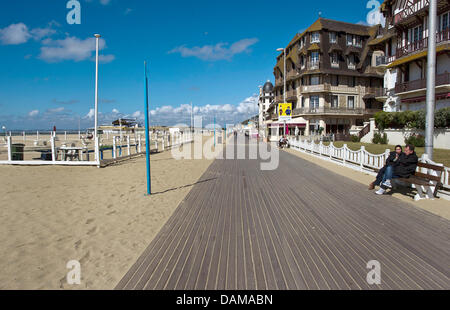 Der Strand Trouville-Sur-Mer ist in Frankreich, 27. Mai 2011 abgebildet. Französischen Badeort mit einer Gesamtfläche von 5 000 Einwohnern liegt 200 km von Paris an den sandigen Ufern des Ärmelkanal. Foto: PEER GRIMM Stockfoto