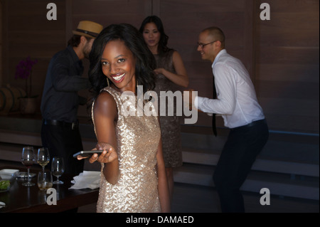 Frau mit Handy auf party Stockfoto