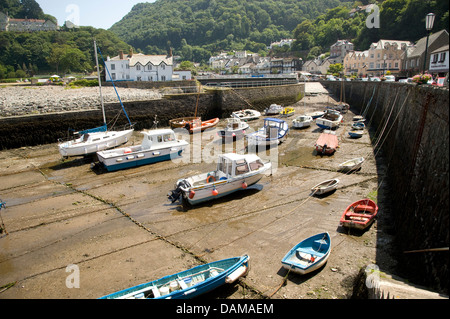 Boote im hübschen Hafen von Lynmouth, Devon, England. Stockfoto