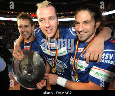 Spieler des HSV Hamburg, Bertrand Gille, Guillaume Gille (L-R) und Pascal Hens, Hochzeitsabend deutsche Handball-Meisterschaft gewinnen einen Spieltag vor Ende der Saison nach dem Handball Bundesliga match HSV Hamburg Vs TBV Lemgo in der O2 World in Hamburg, Deutschland, 1. Juni 2011. Hamburg gewann mit 38-33. Foto: Christian Charisius Stockfoto