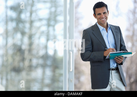 Geschäftsmann Notizen am Bürofenster Stockfoto