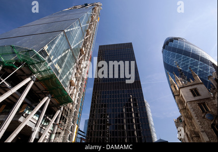 Das Leadenhall Gebäude (L, "Cheesegrater") von Richard Rogers steigt in der Nähe der Gherkin (R) und Aviva Büros (Mitte) London Stockfoto