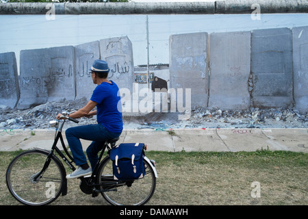 Fotografie Ausstellung von Kai Wiedenhofer Wand an Wand angezeigt auf Berliner Mauer an der East Side Gallery in Berlin Deutschland Stockfoto