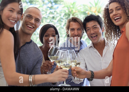 Toasten einander auf Party Freunde Stockfoto