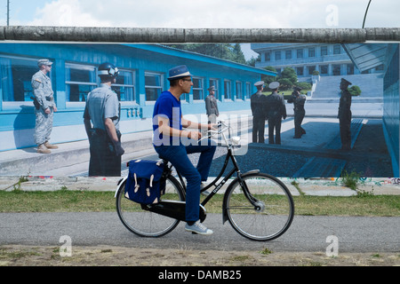 Fotografie Ausstellung von Kai Wiedenhofer Wand an Wand angezeigt auf Berliner Mauer an der East Side Gallery in Berlin Deutschland Stockfoto